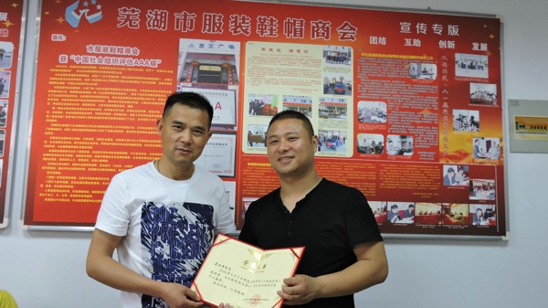 给虞洪炜颁发荣誉证书DSCN0482.jpg